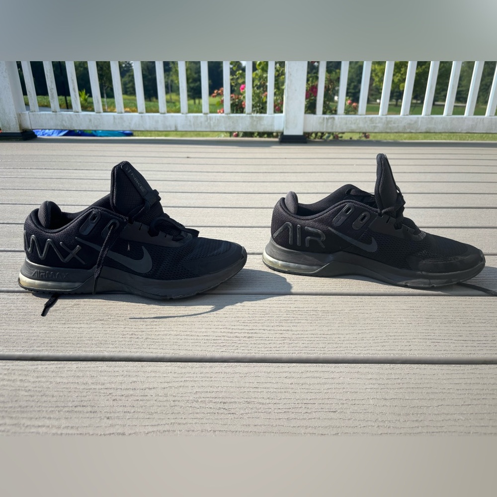 Nike Black Sneakers Sleek Knit Design
